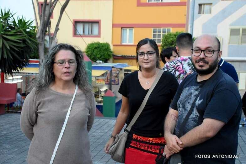 Las dos concejales de Podemos y el máximo responsable del partido, ayer en el pregón de El Caracol (Foto TA)